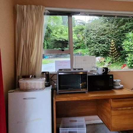 ホテル The Treehut At The Rabbithole, Upper Hutt Akatarawa エクステリア 写真