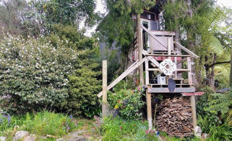 ホテル The Treehut At The Rabbithole, Upper Hutt Akatarawa エクステリア 写真